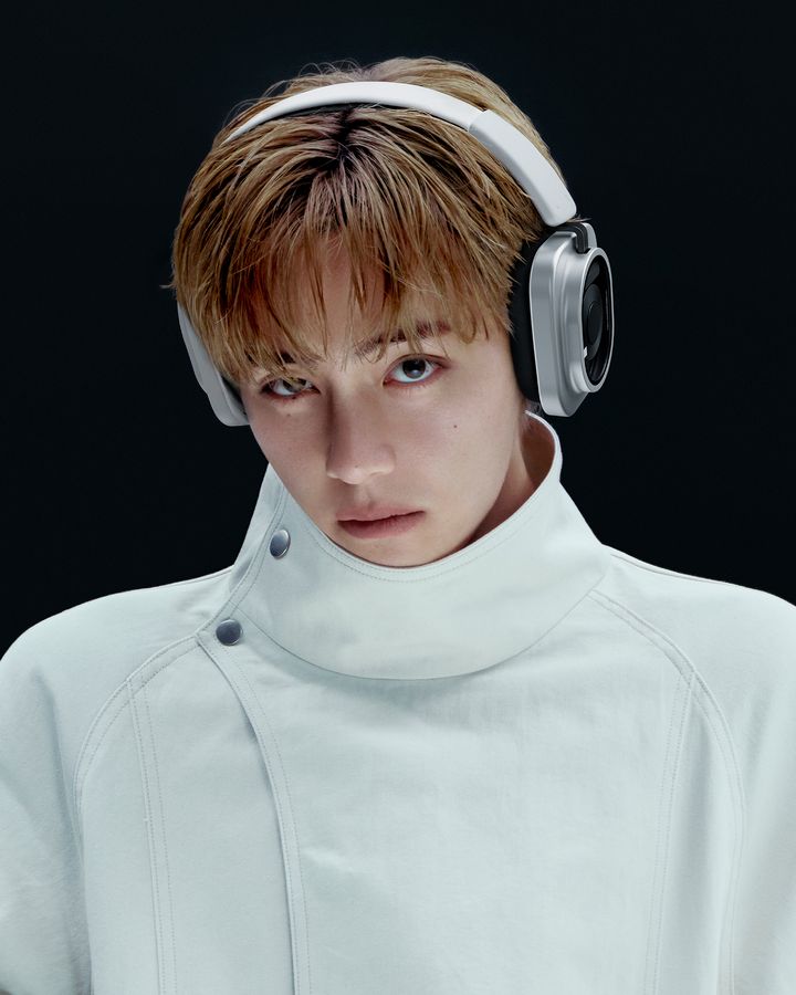 白いハイネックの服を着て、Nothing Headphone (1) Proを装着したBTSのテテ