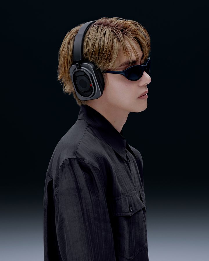 サングラスに黒いシャツ姿で、Headphone (1) Proを装着したテテの横顔