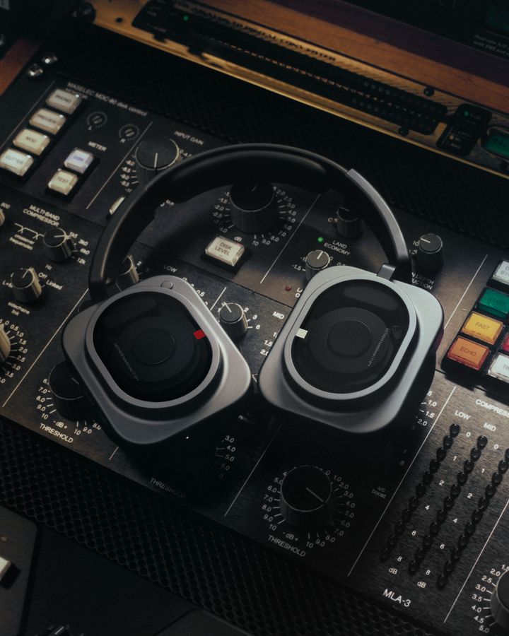 スタジオのミキシングコンソールの上に置かれたHeadphone (1) Pro