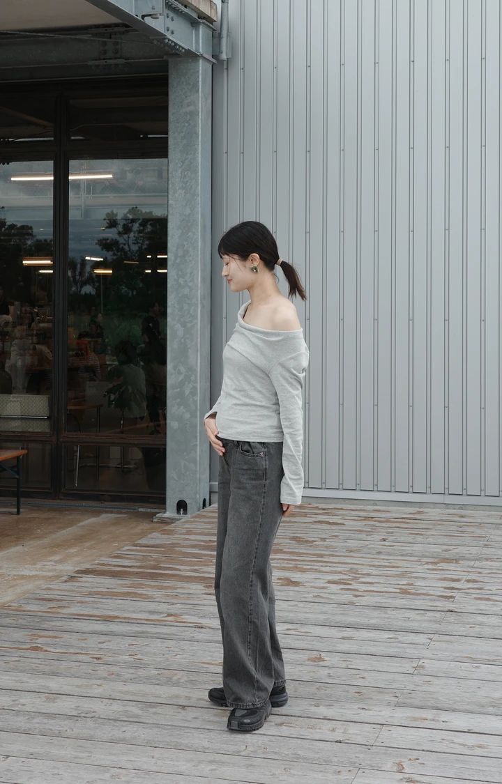 H&M MAMAのグレーデニムを着用した168cmの女性の全身コーディネート