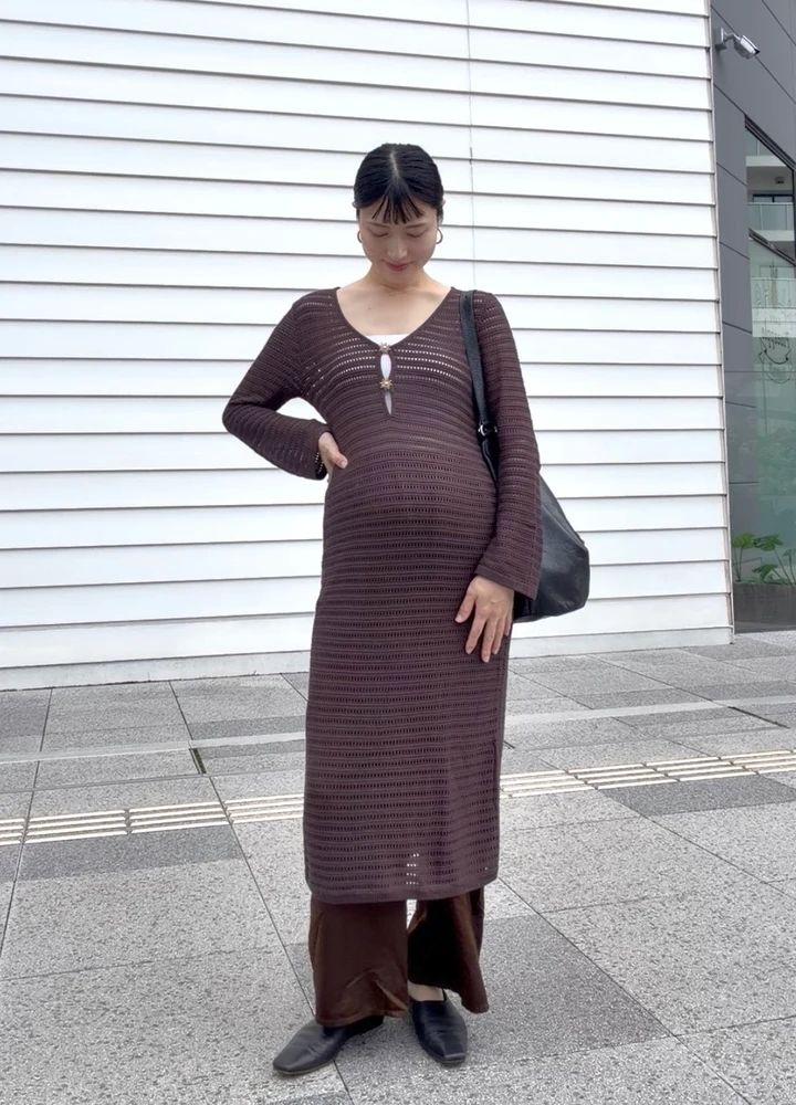 :H&M MAMAのブラウンの透かし編みワンピースを着用した全身コーディネート