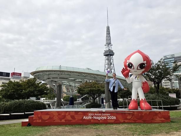 オアシス21の地上階・緑の大地でホノホンの大きなモニュメントと記念撮影！ 撮影機材提供：Samsung Galaxy S26 Ultra