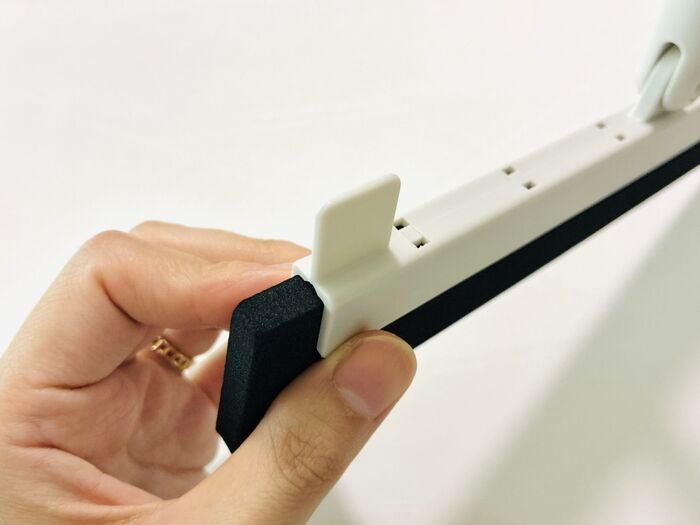 【セリア】まさかの毛がない！？狭いすき間のホコリや髪の毛をごっそりかき出す「謎のT字グッズ」が優秀すぎた♡ 