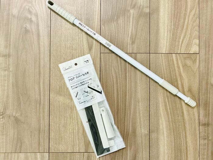 【セリア】まさかの毛がない！？狭いすき間のホコリや髪の毛をごっそりかき出す「謎のT字グッズ」が優秀すぎた♡ 