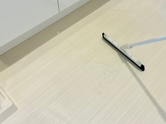 【セリア】まさかの毛がない！？狭いすき間のホコリや髪の毛をごっそりかき出す「謎のT字グッズ」が優秀すぎた♡ 