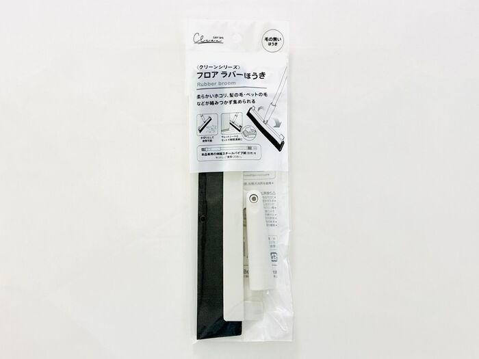【セリア】まさかの毛がない！？狭いすき間のホコリや髪の毛をごっそりかき出す「謎のT字グッズ」が優秀すぎた♡ 