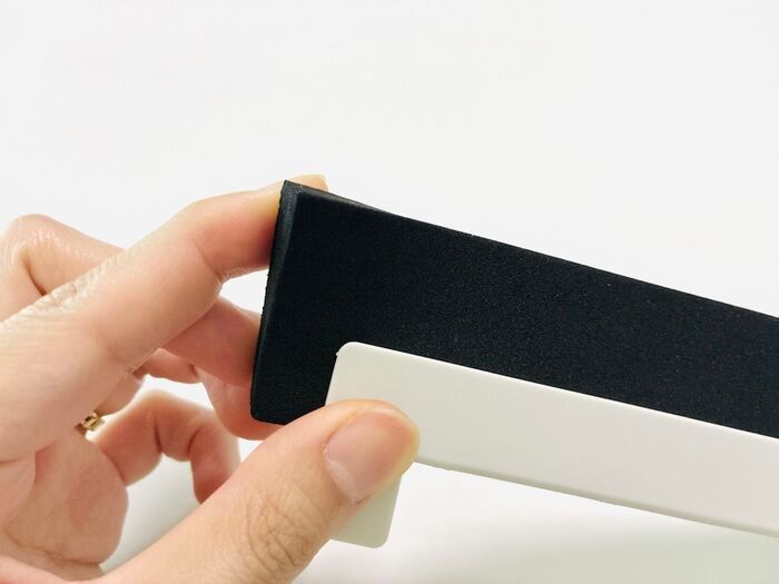 【セリア】まさかの毛がない！？狭いすき間のホコリや髪の毛をごっそりかき出す「謎のT字グッズ」が優秀すぎた♡ 