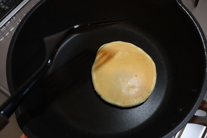 ホットケーキが劇的ふわふわになる〈秘密テク〉を大公開♡まさかの調味料を入れるだけで…自分史上最高の仕上がりに！