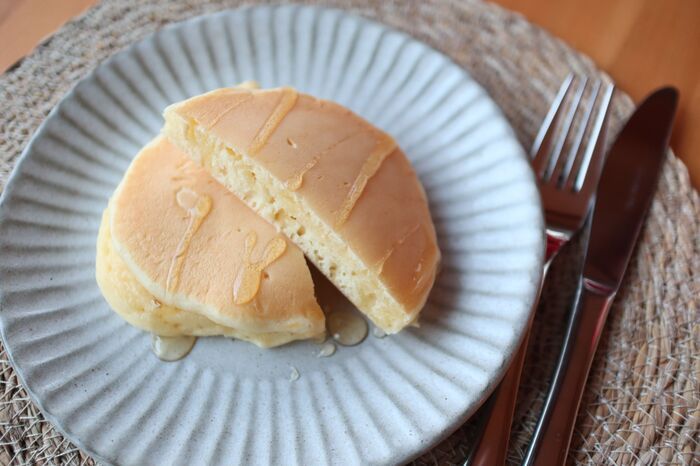 ホットケーキが劇的ふわふわになる〈秘密テク〉を大公開♡まさかの調味料を入れるだけで…自分史上最高の仕上がりに！