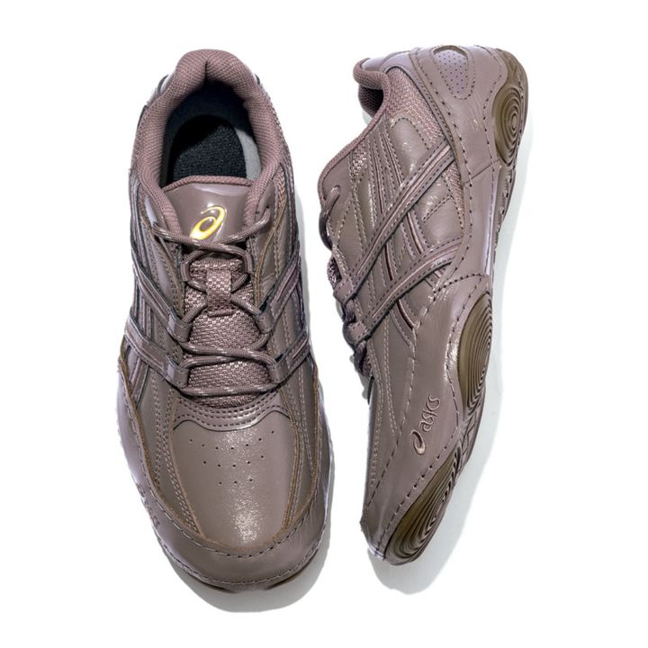 薄底 スニーカー モーヴ＆ブラウン系 ASICS HYPERSYNC どんな色にもしっくりなじむ絶妙カラー。1万6500円（アシックス／アシックスジャパン カスタマーサポート部）