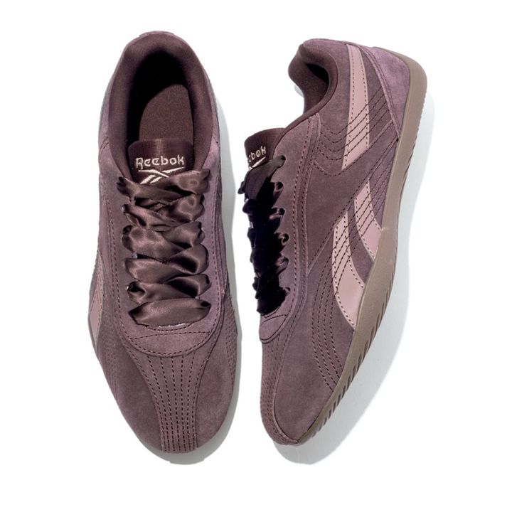 薄底 スニーカー モーヴ＆ブラウン系 Reebok ULTRA LO モーブカラーとサテンリボンの靴紐が品よくマッチ。フェミニンな装いとも好相性。1万2100円（リーボック）
