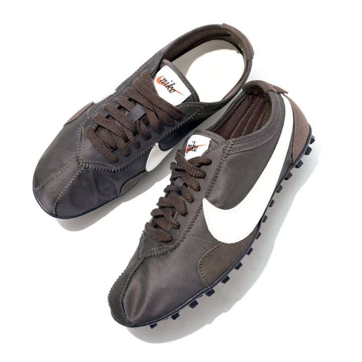 薄底 スニーカー モーヴ＆ブラウン系 NIKE MOON SHOES OG【ナイキ ムーンシューズ オージー】 ソフトで軽いナイロンアッパーとワッフルソールがレトロシック。1万5730円（ナイキ スポーツウェア／ナイキ カスタマーサービス）