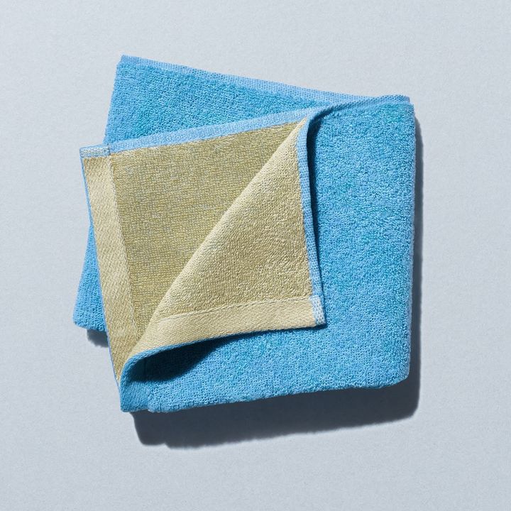 フェイスタオルと同じく、糸の撚り回数にこだわった高吸水のバスタオル。柔らかな風合いと秋冬のシーズンカラーが特徴となっている。