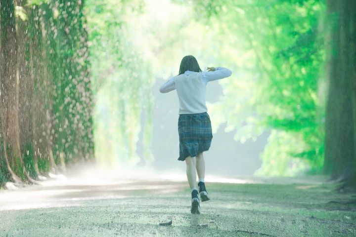 いつかの君に 天気雨の中、並木道を走るヒロイン
