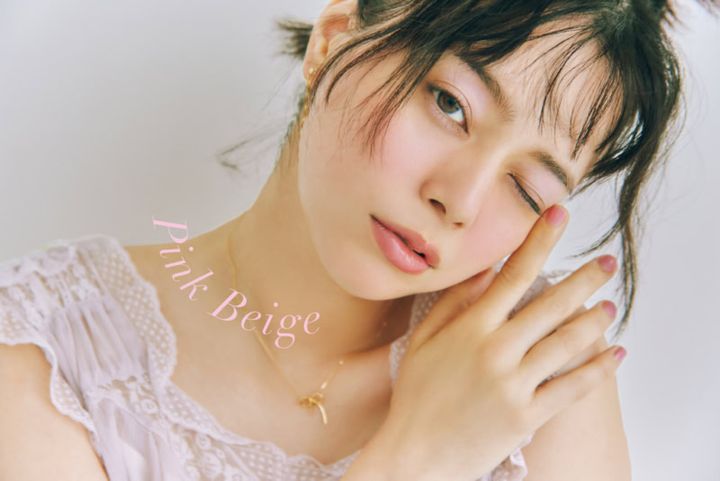 大人の多幸感メイク♡「ピンクベージュ」のアイシャドウ！ モデル＝岸本セシル