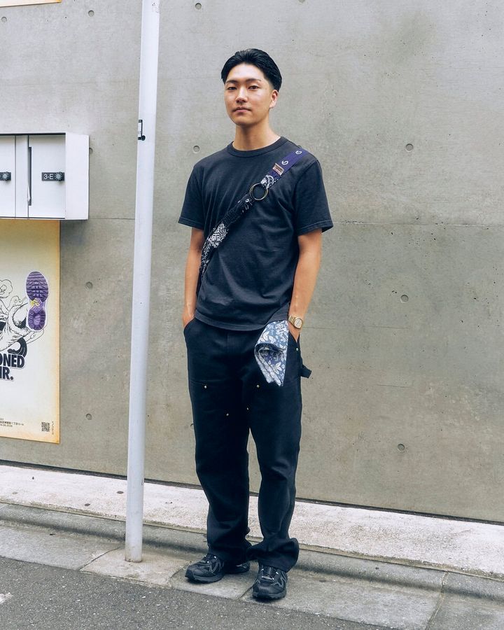 【20代スナップ＠原宿】オールブラックコーデにペイズリー柄のバッグを効かせて