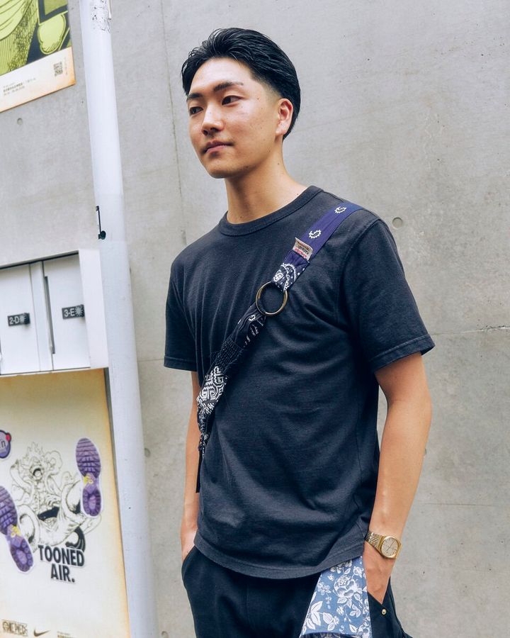 【20代スナップ＠原宿】オールブラックコーデにペイズリー柄のバッグを効かせて