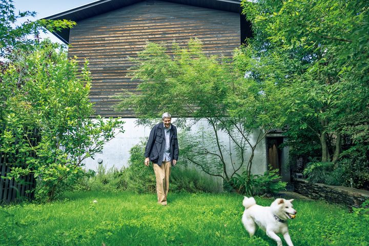 暮らしを整え、感性を刺激するクリエイターの犬たち。デーヴィッド・マークスさんと愛犬・うず
