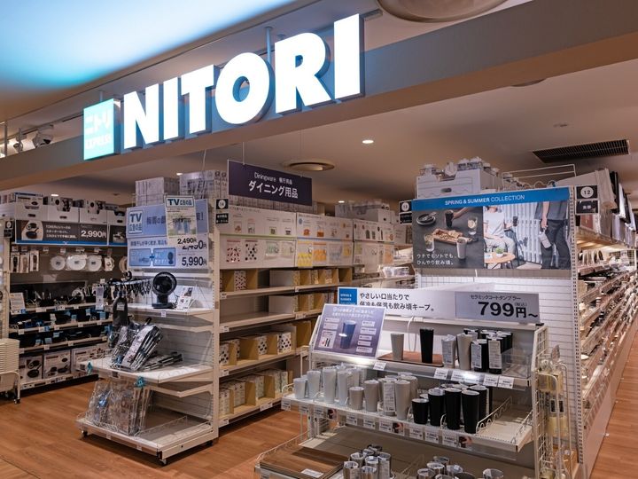 「ニトリ」から発売されている「洗濯物保護カバー」が、雨や紫外線から洗濯物を守りながら風は通す使い勝手の良さで人気を集めています。購入者のレビューでも評価されている同商品の魅力を紹介します。