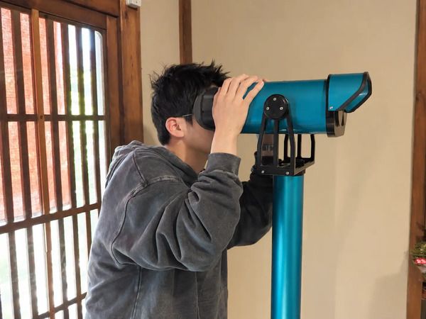 ゴーグル装着なし！のぞくだけで360度映像を体験できる「VR双眼鏡」登場