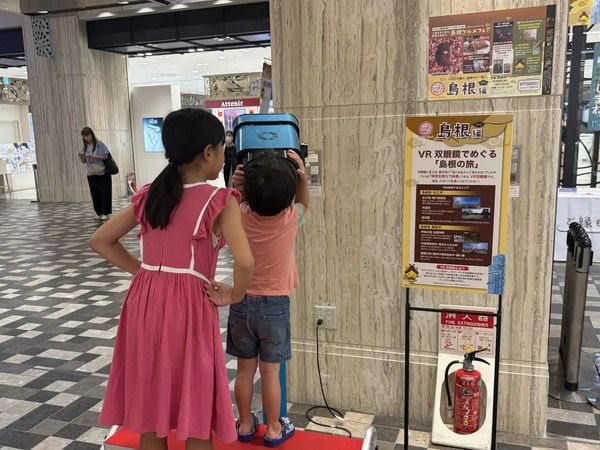 ゴーグル装着なし！のぞくだけで360度映像を体験できる「VR双眼鏡」登場