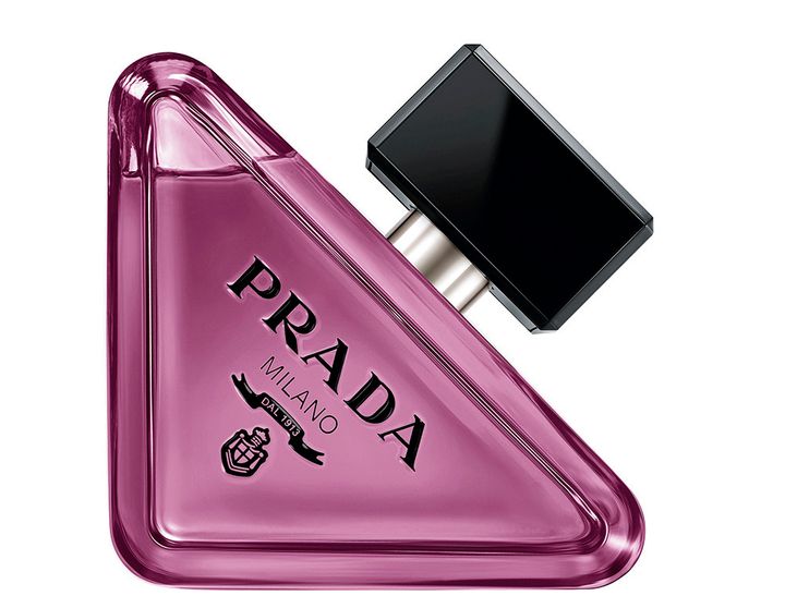 PRADA MILANOのロゴが入った、三角形のパープルボトル香水。ブラックのキャップ付き