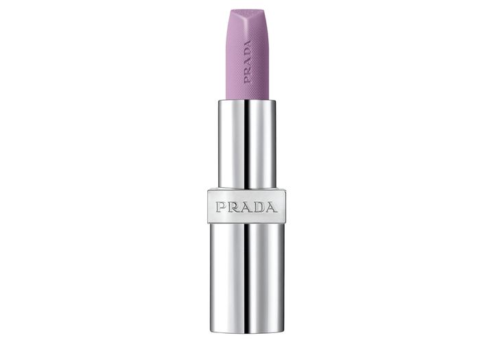 シルバーのケースに入った、PRADAのロゴ入りラベンダーパープルのリップバーム