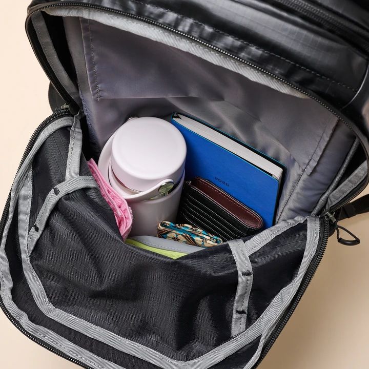 サロモン XT 15 OG メインスペースに荷物を入れた様子