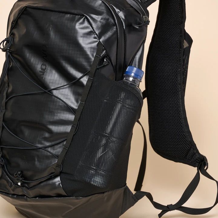 サロモン XT 15 OG サイドポケットに折りたたみ傘を入れた様子