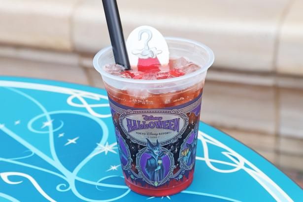 「スパークリングゼリードリンク(コカ・コーラ＆ストロベリー)」(750円)は、イチゴの果肉とゼリーが入ったフルーティーなコーラ味のドリンク