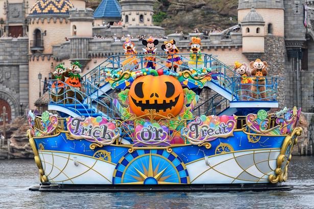 大きなパンプキンが目を引くハロウィン仕様の船
