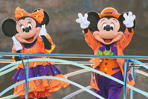 元気いっぱいにダンスを披露するミッキーマウスとミニーマウス