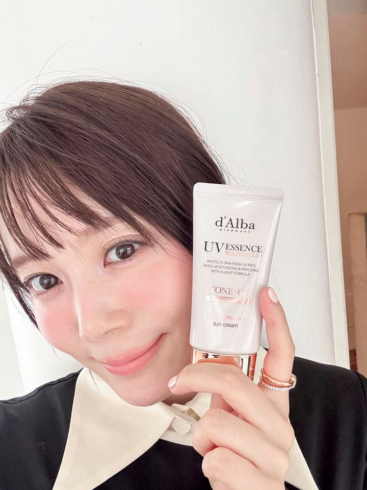 ダルバ ウォーターフルトーンアップサンクリームを手に笑顔を見せる北乃きいさん
