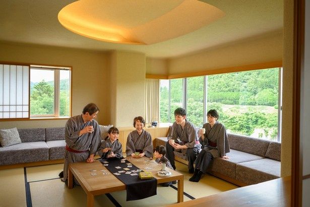 独立した2つの寝室を備えた特別室「三日月の間」で楽しむ「宮城方言かるた」