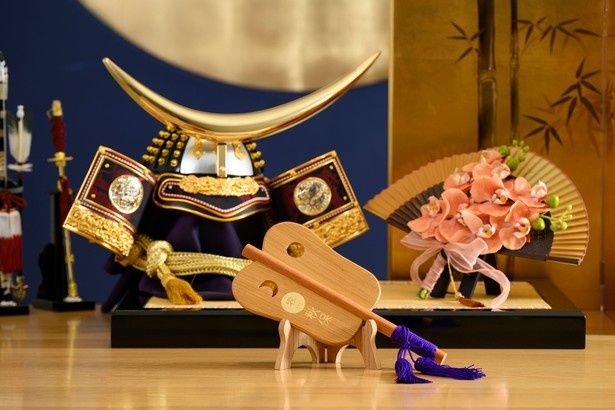 男性や子どもは兜、女性は扇飾りを手にした記念撮影もできる