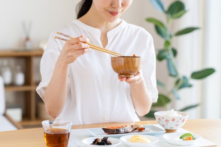 三角食べは血糖値が上がりやすい？（画像はイメージ）