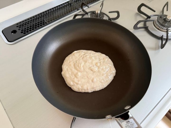 フライパンにバナナホットケーキの生地を流し入れた様子