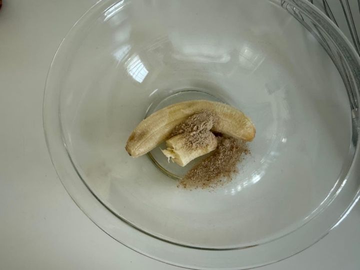 バナナ入りホットケーキの生地を作る様子