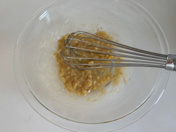 完熟バナナを泡立て器でつぶす様子