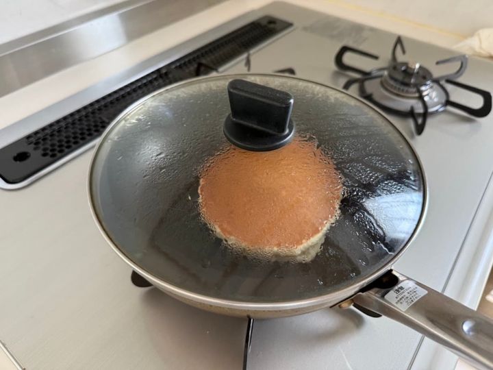 裏返したバナナホットケーキをふたをして焼く様子