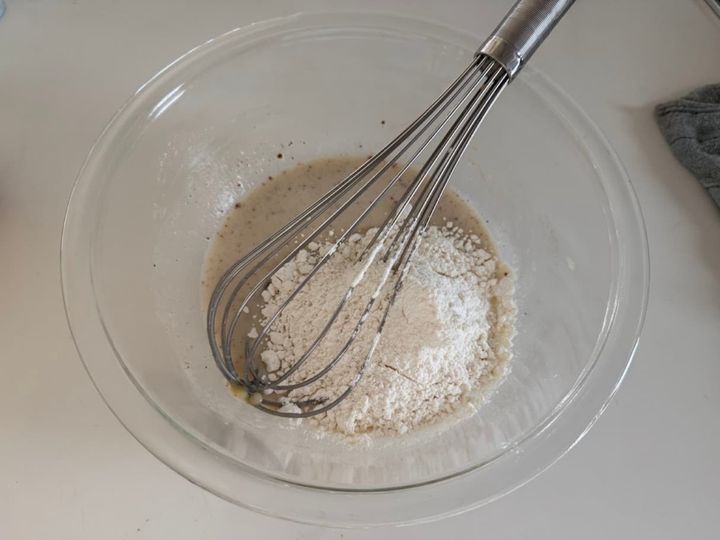 バナナと牛乳を混ぜた生地にホットケーキミックスを加える様子