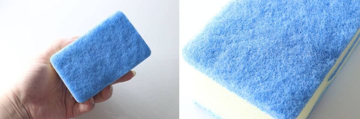 左手に持った青いスポンジと研磨面をアップにした写真
