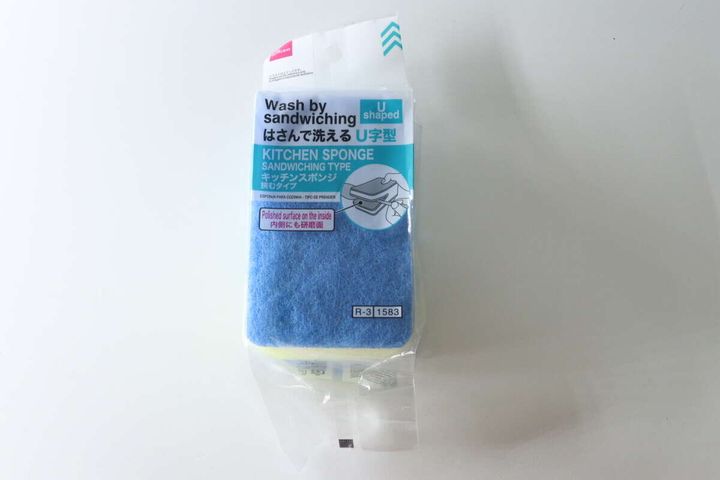 パッケージに入った青い挟むタイプのキッチンスポンジ