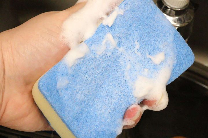 泡がたっぷりついたキッチンスポンジの研磨面