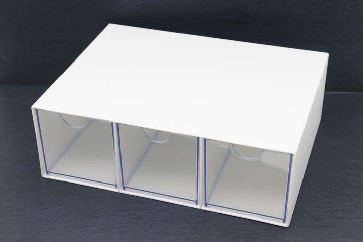 白い卓上小物収納ケースを斜めから見た全体