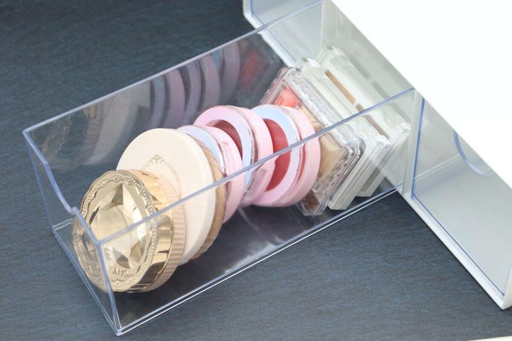 コスメがぎっしり入った引き出しを完全に引き出した状態
