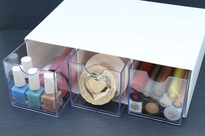 収納ケースの引き出しにコスメを種類別に収納