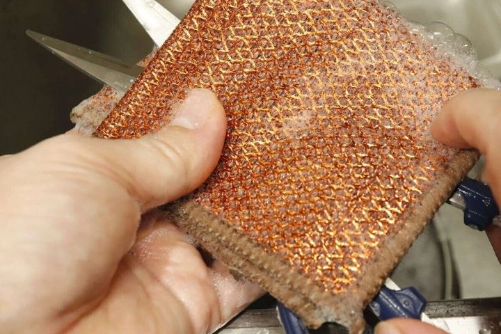 茶色のダブルメッシュクロスで泡立てながらキッチンバサミを洗う手元