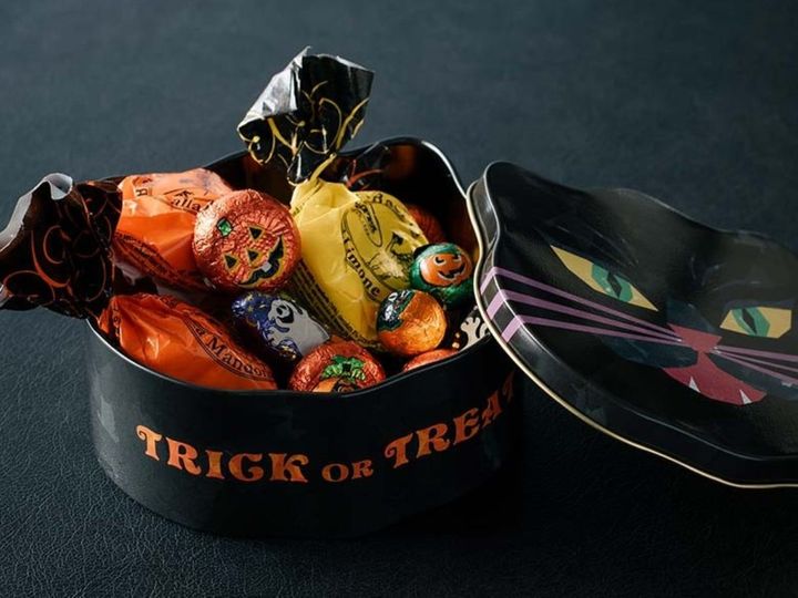 「モンスターチョコレート缶ブラックキャット」にはハロウィンモチーフのお菓子がぎっしり（画像出典：DEAN & DELUCA）