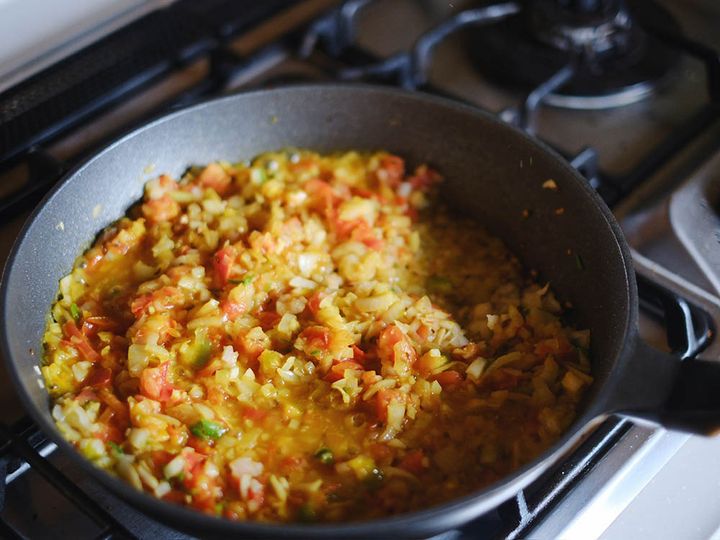 野菜を炒める